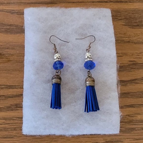 Belk better vtg white faux leather suede mini tassel fringe charm earrings. - Picture 1 of 1